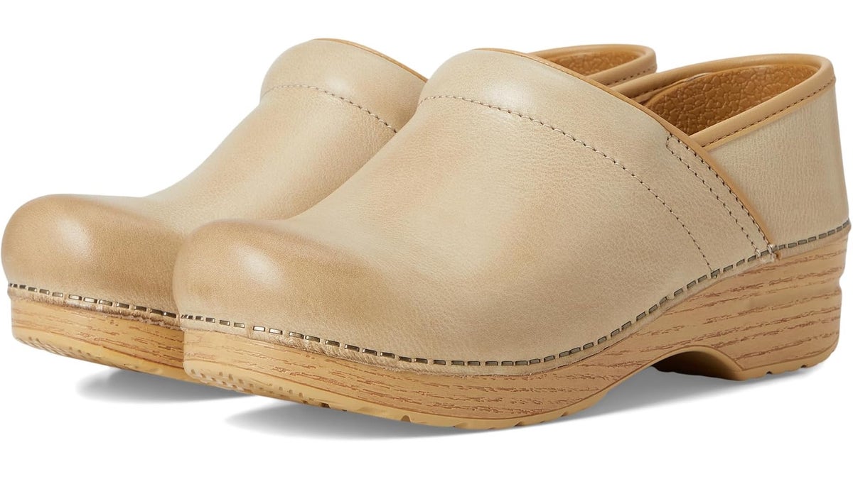 Dansko Professional Clogs提供了出色的弧线支撑和减震器,专为在脚上呆了很长一段时间的个人而设计。