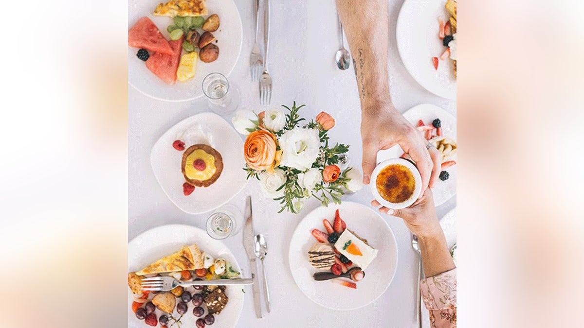 This experience gift combines scenic views, a delicious meal and bubbly in a relaxing, elegant atmosphere.