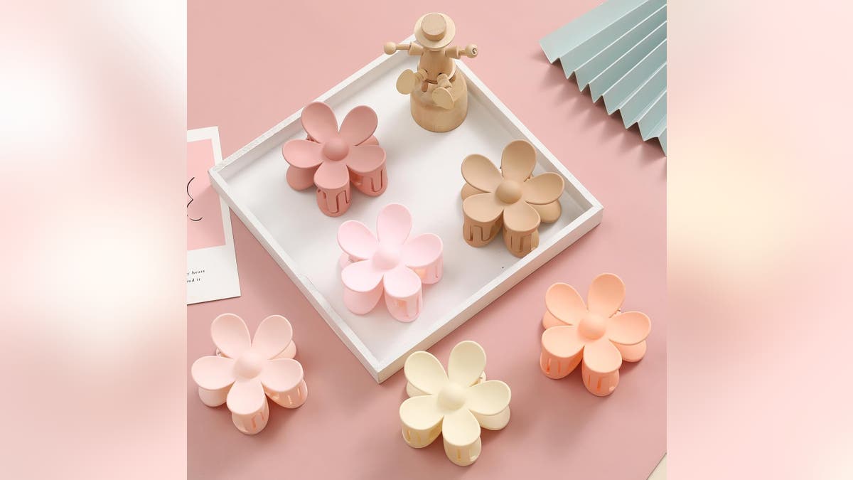 The perfect set of neutral hair clips. 