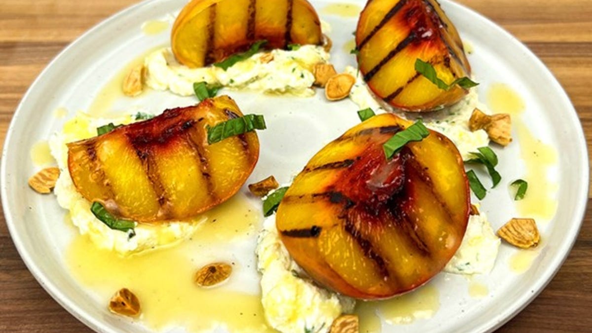 Gegrillte Pfirsiche sind eine köstliche Wüste, die Sie nicht für das Essen schuldig fühlen müssen.
