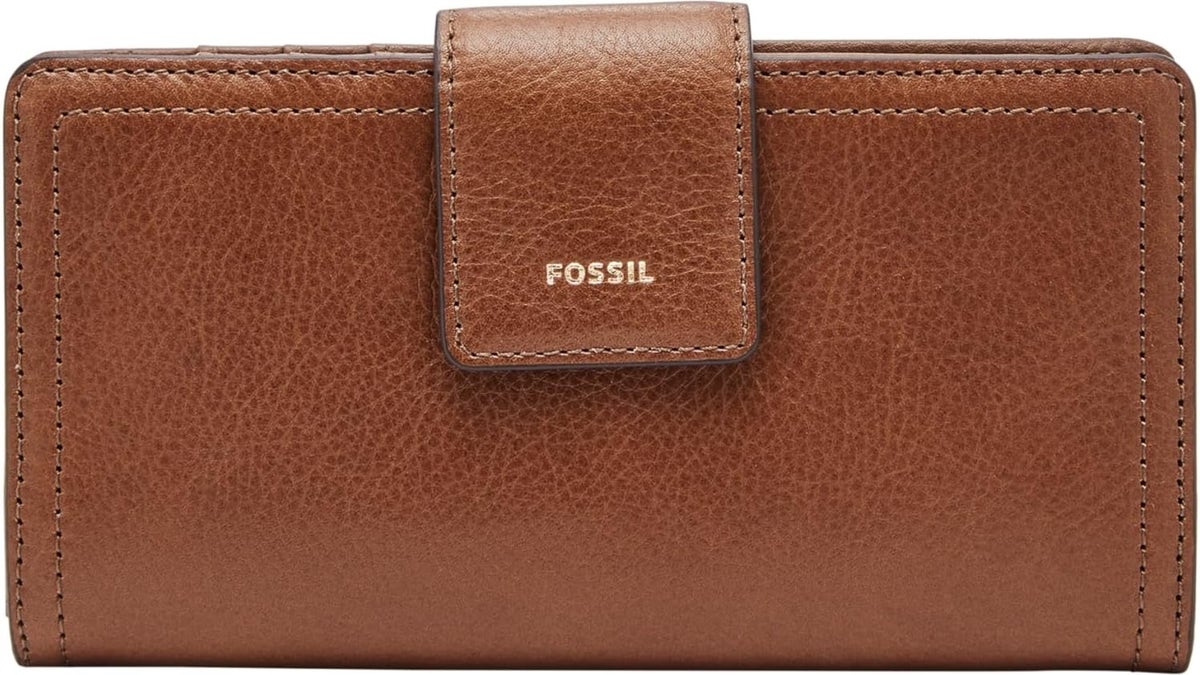 This Fossil Logan wallet is designed with organization and security in mind with multiple card slots and RIFD blocking.