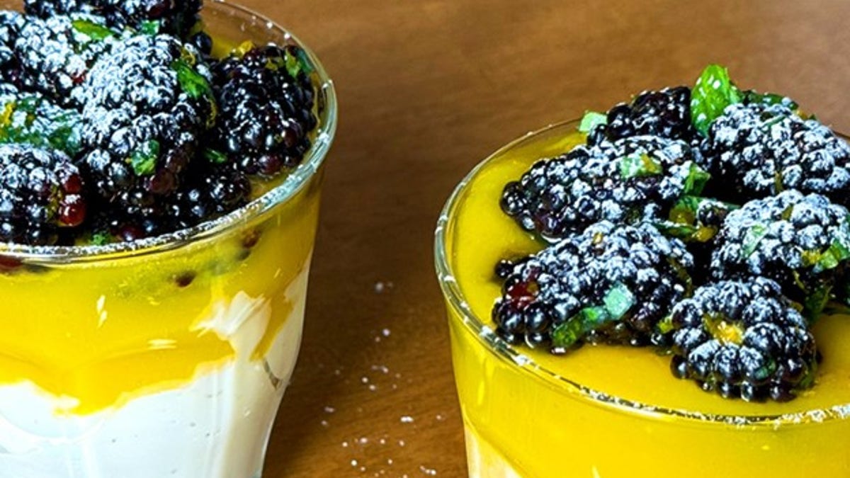 Kombinieren Sie köstliche Früchte mit gesundem Joghurt.
