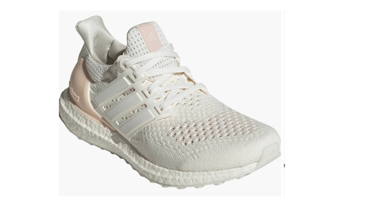 Adidas Ultraboost凭借共处和温暖的贴合性提供21鞋:舒适,优雅和支撑。