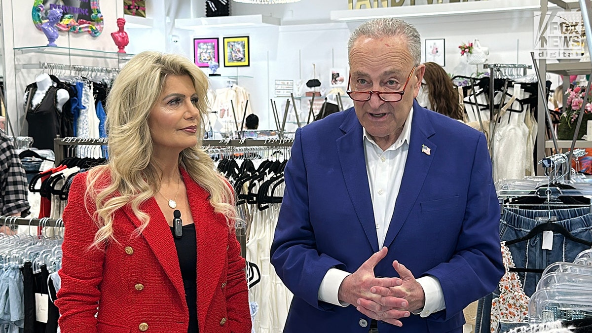 Senator Chuck Schumer poses with a Trump voter who's not a fan of tariffs