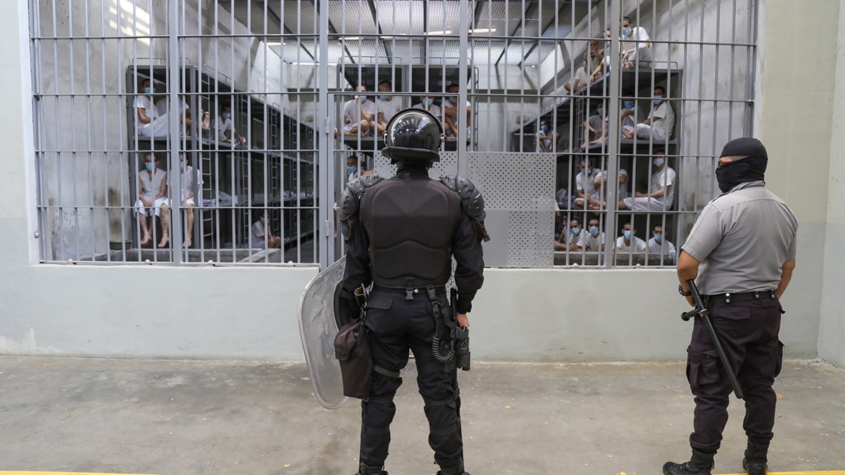 Os oficiais da prisão estão em um bloco celular na maior segurança penetrante no sol do sol de El Salvador. Entre as disputas legais, a administração de Trump continuou com sua polêmica política de exílio rápido e rápido para El Salvador, como parte de uma parceria com o Presidente Bucket. (Foto Alex Peria/Getty Image)