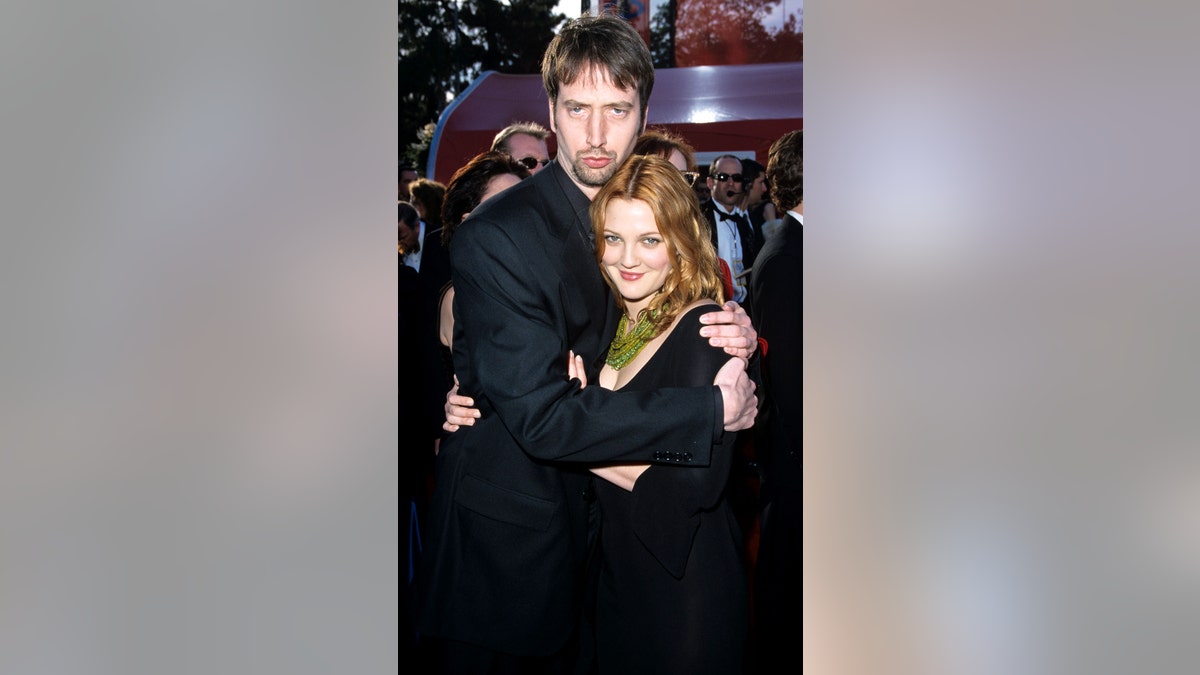Tom Green holding his then-wife Drew Barrymore.