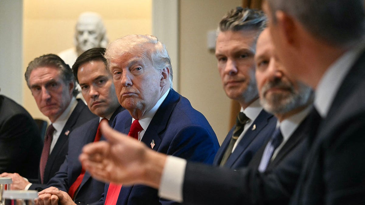 Trump ouve durante a reunião do gabinete