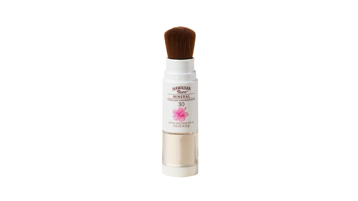 This easy-to-use Hawaiian Tropic Mineral Powder Sunscreen Brush SPF 30 allows you to brush on sunscreen.