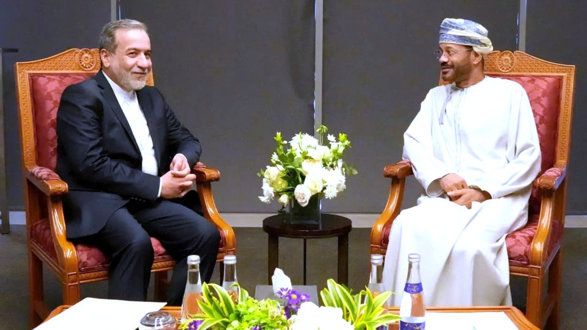  El ministro de Asuntos Exteriores iraní, Abbas Araghchi (izquierda), se reúne con su homólogo omaní, Sayyid Badr Albusaidi.