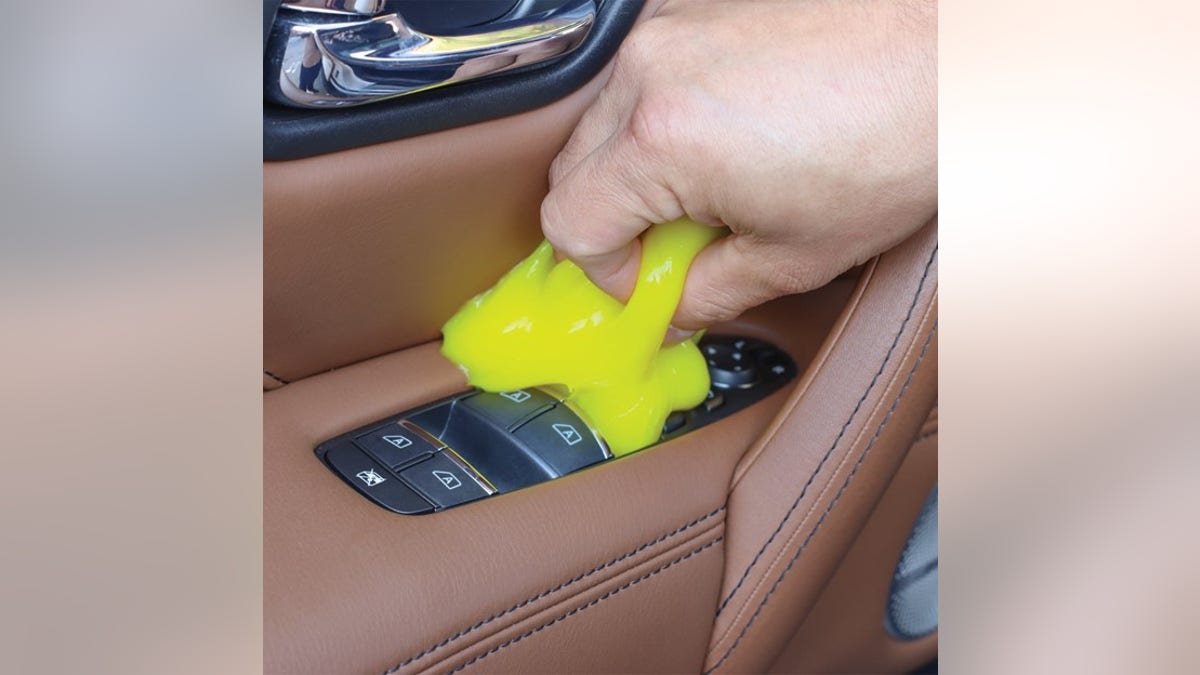 Reach all those difficult areas with a cleaning gel.?