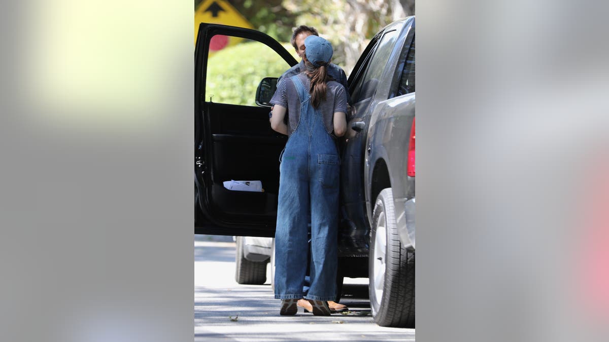 Jennifer Garner kissing John Miller
