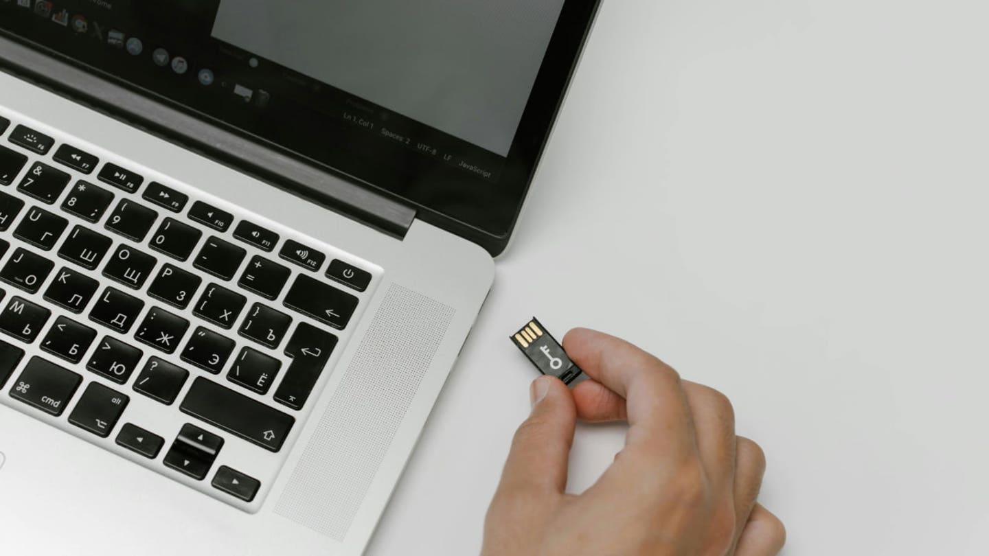 1 hackers using malware to steal data from usb flash drives intro