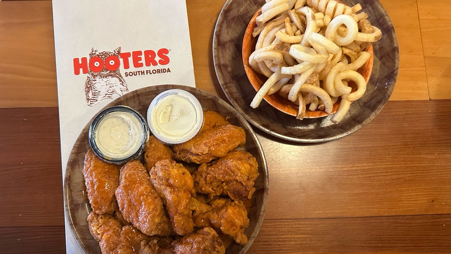 CEO de Hooters CEO que a la mayoría de los clientes se les sirvió la salsa para alitas equivocada durante 20 años.