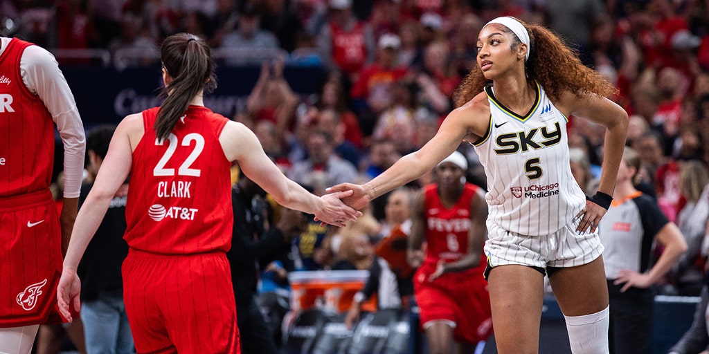 Angel Reese y Caitlin Clark tienen un acalorado intercambio tras una dura  falta durante el partido Sky-Fever
