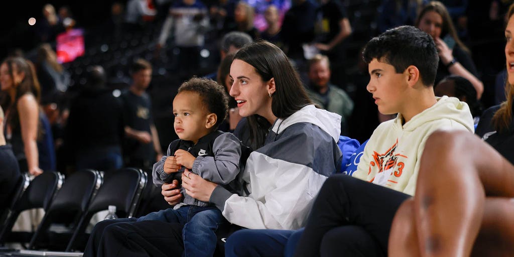 Sidelined WNBA star Caitlin Clark spotted carrying toddler through arena |  Fox News