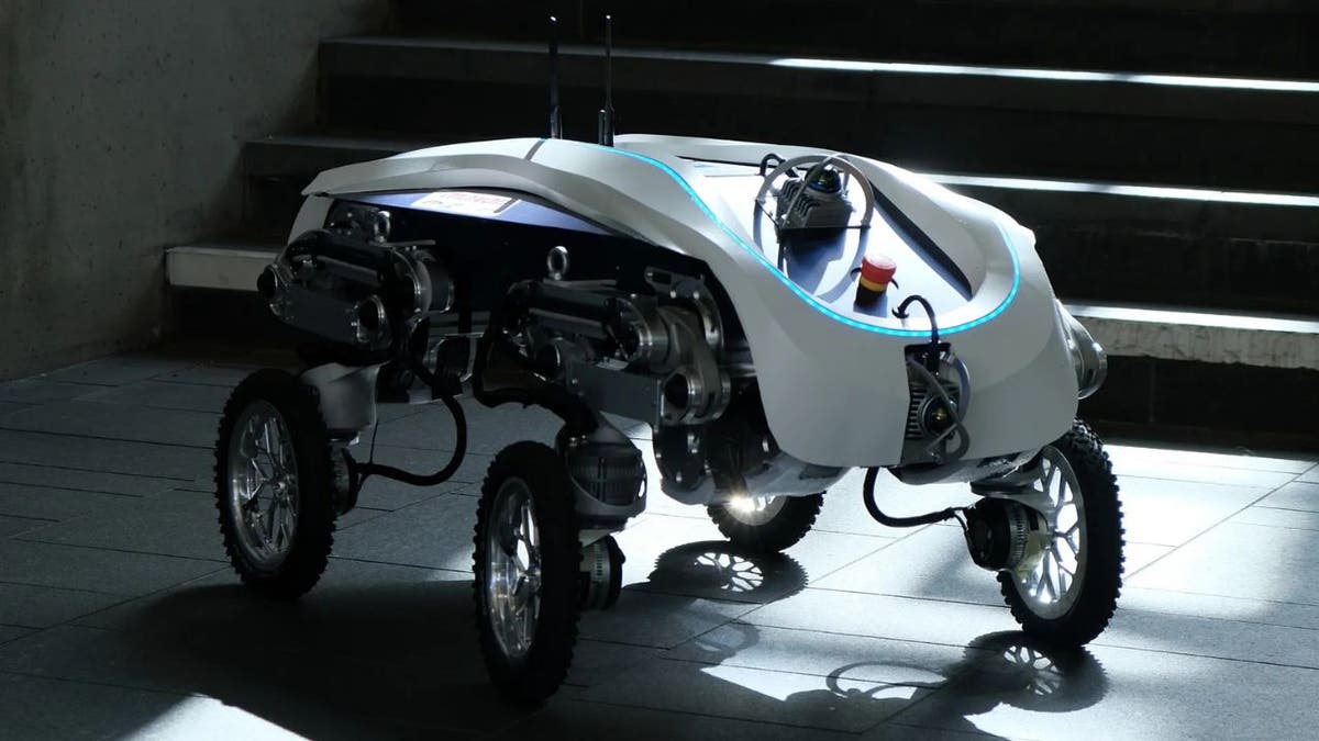 Delivery robot autonomously lifts, transports heavy cargo