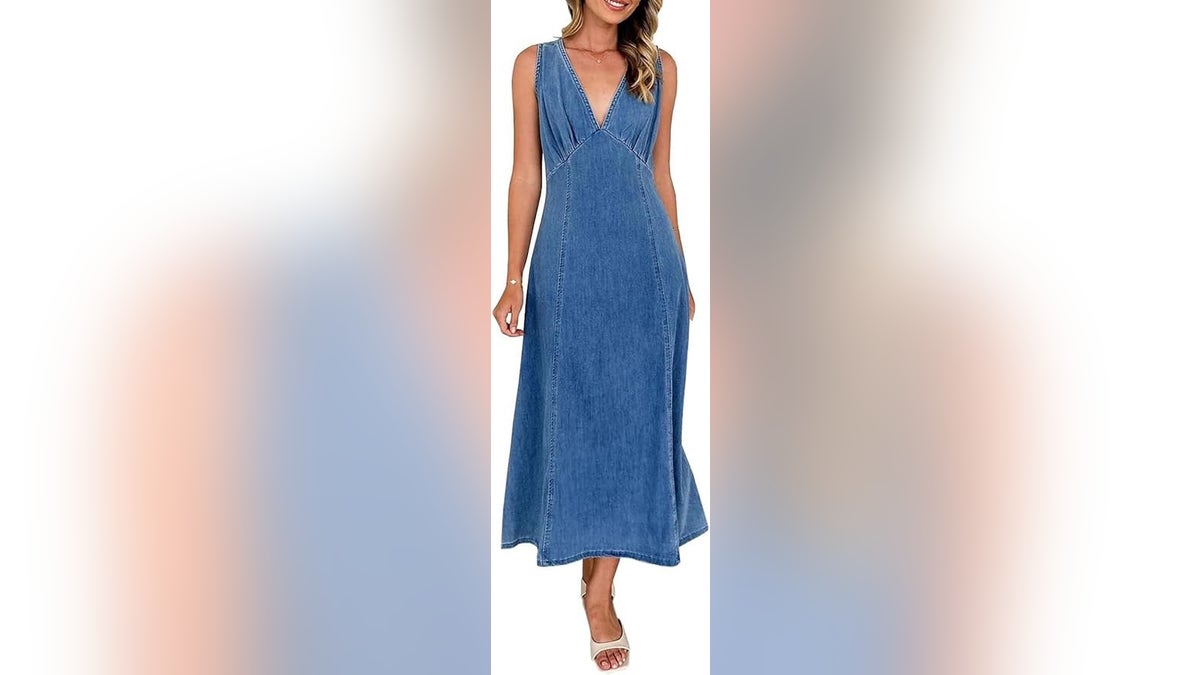 A exemplary demonstrating a Yoeasy sleeveless maxi dress against a achromatic background