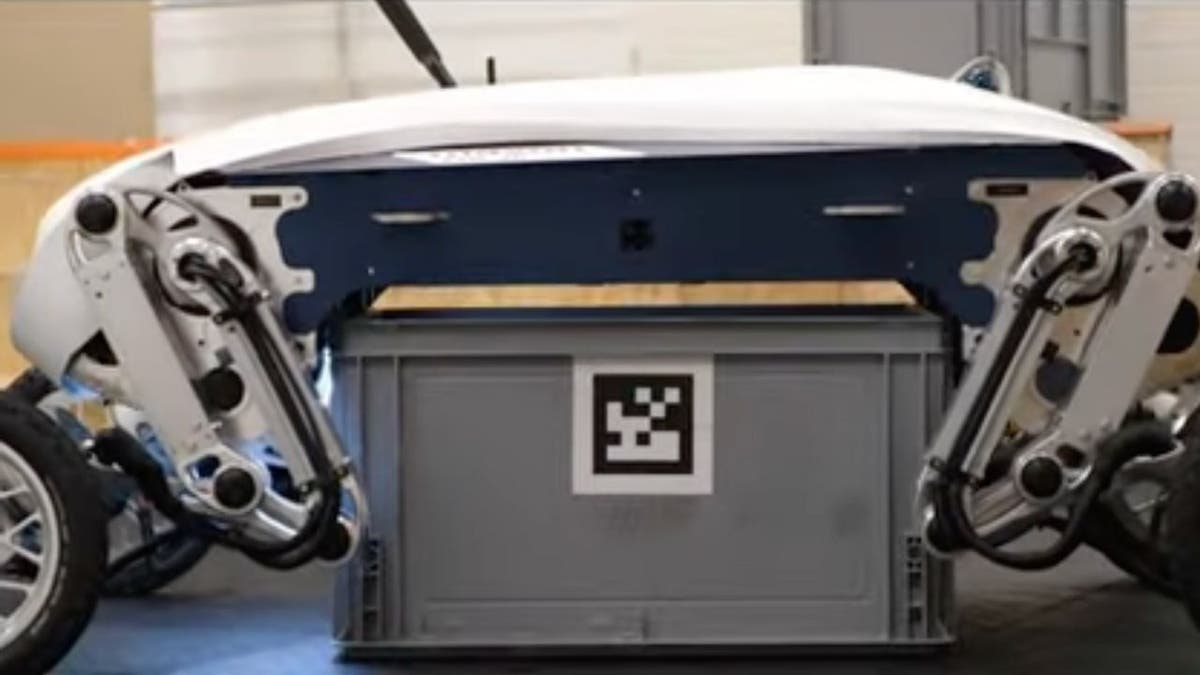 Delivery robot autonomously lifts, transports heavy cargo