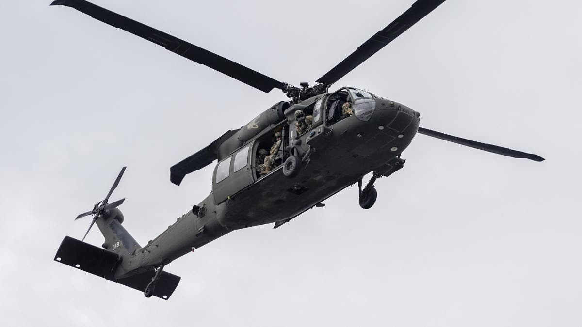 O hoc preto do Exército dos EUA de Fort Brag realiza uma demonstração