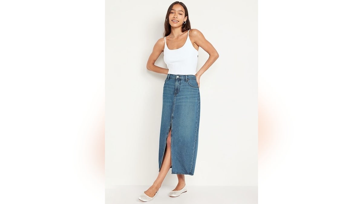 A exemplary wearing a denim skirt and achromatic top.