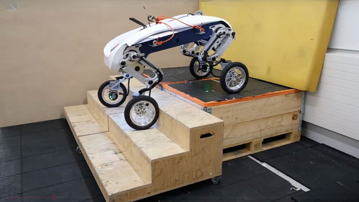 Delivery robot autonomously lifts, transports heavy cargo