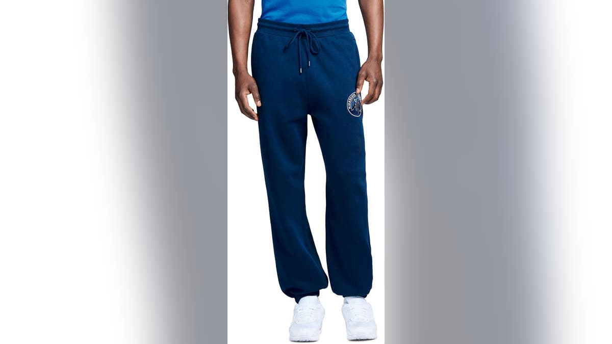 Stay comfy with these sweatpants. 