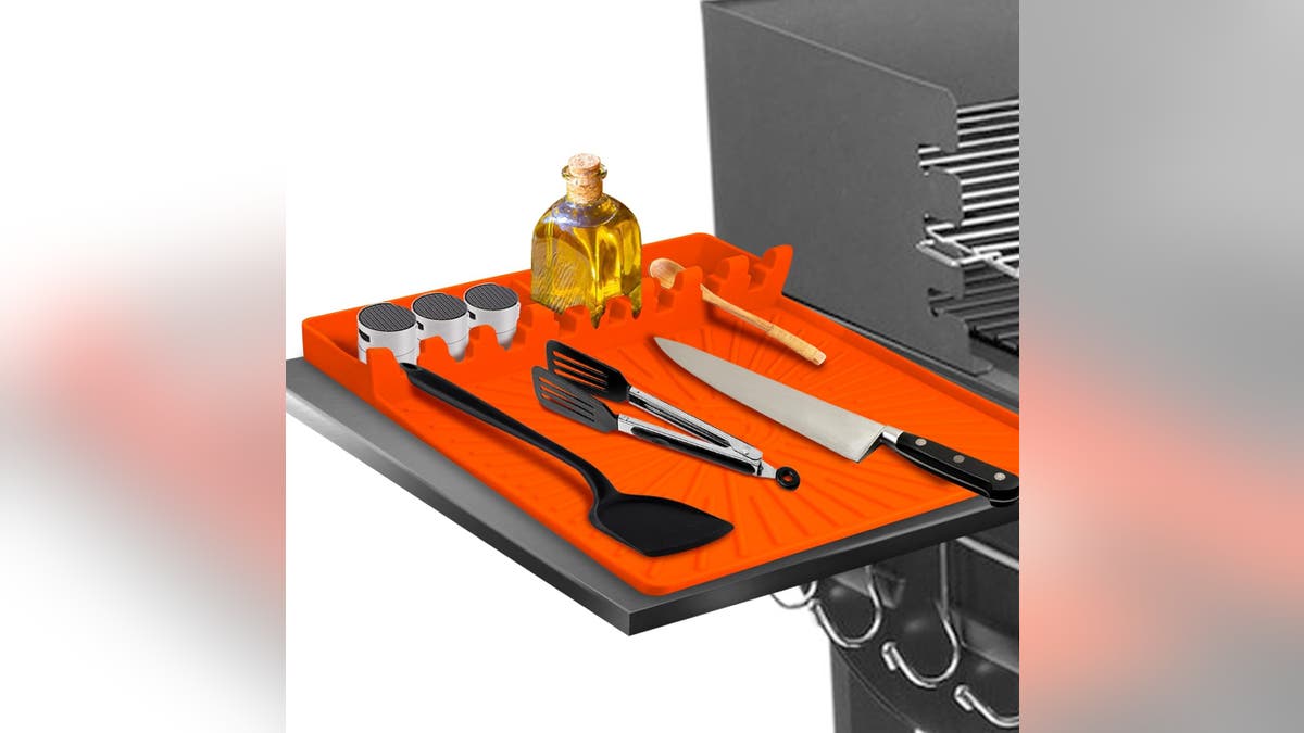 Ensure your grill stays clean with the help of a silicon grill mat.