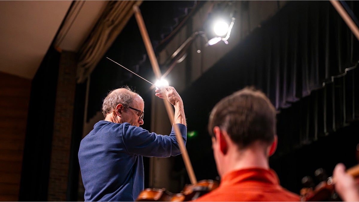 La tecnología de estimulación cerebral mejora el tratamiento de Parkinson para el conductor de música