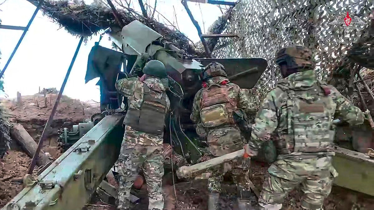 Russian soldiers prepare to fire at Ukraine