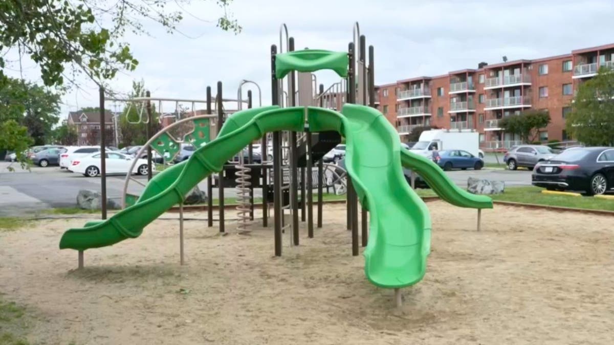 Um parquinho infantil onde o estuprador condenado foi preso