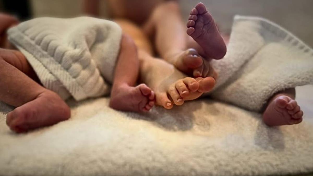Amber Heard's children's feet