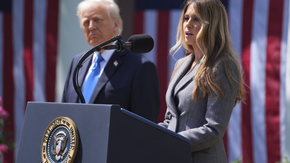La primera dama Melania habla mientras el presidente Donald la escucha en el Jardín de las Rosas de la Casa Blanca