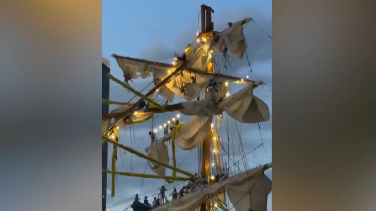 Sailors clinging to ship after it crashed into Brooklyn Bridge