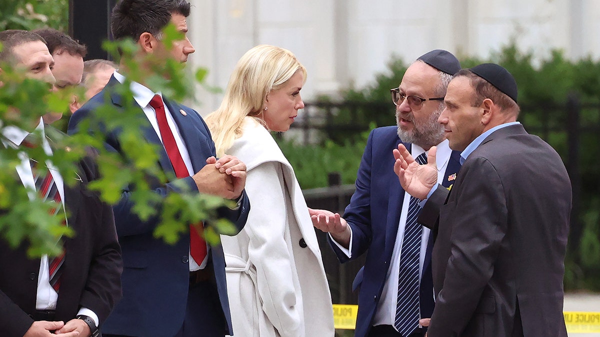 Pam Bondi meets with officials after Jewish Museum shooting