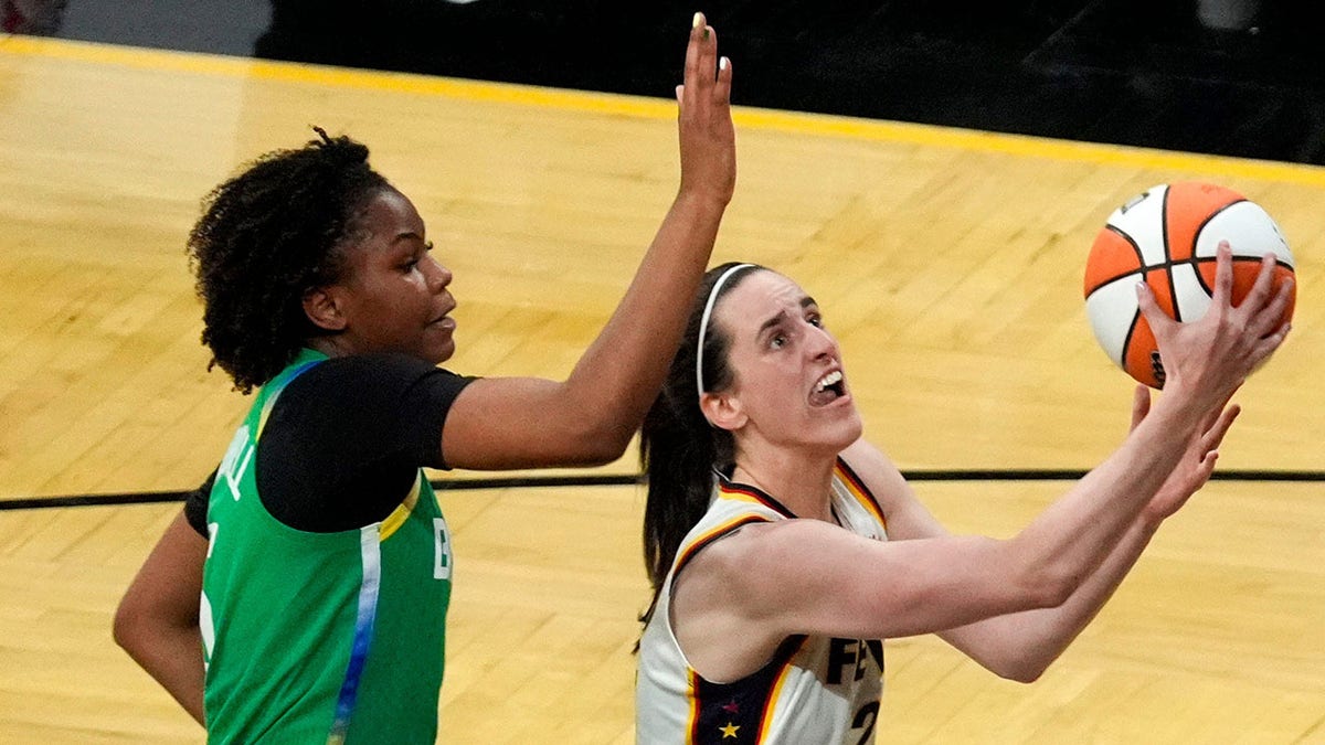 Caitlin Clark finishes layup