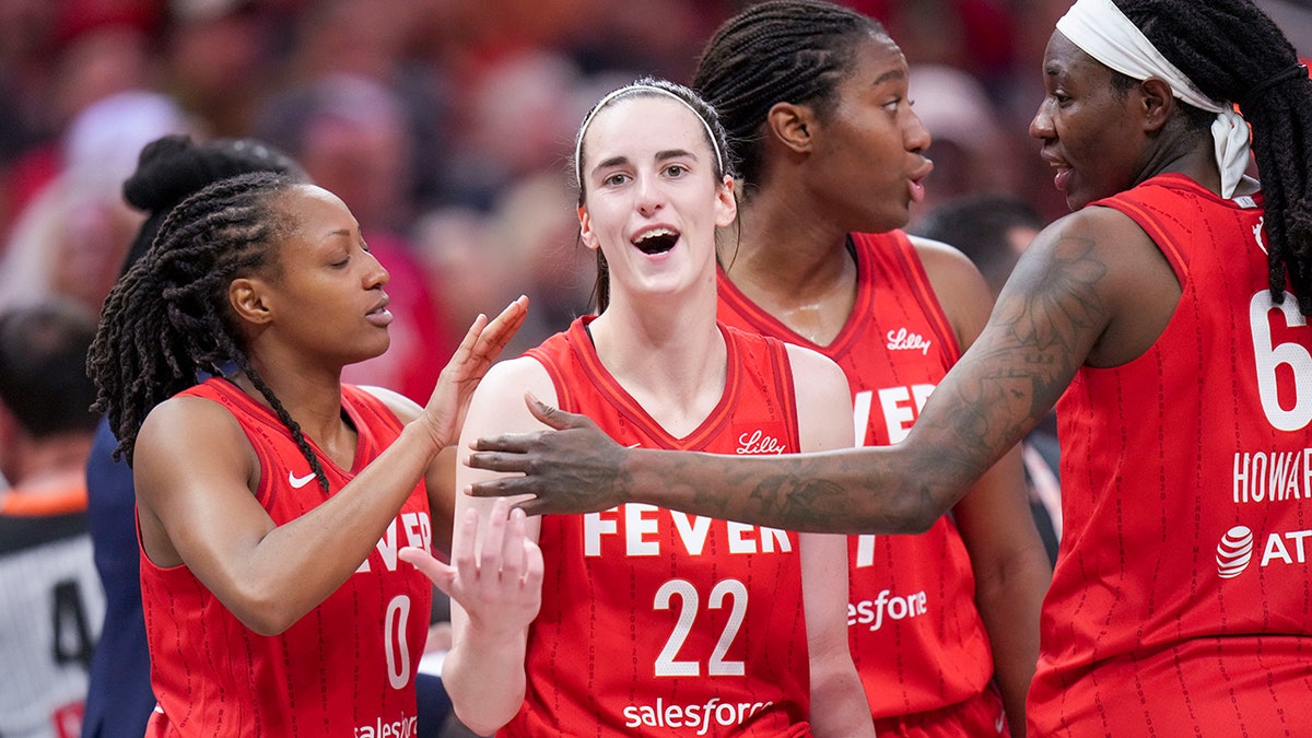 Aliyah Boston and her Fever teammates