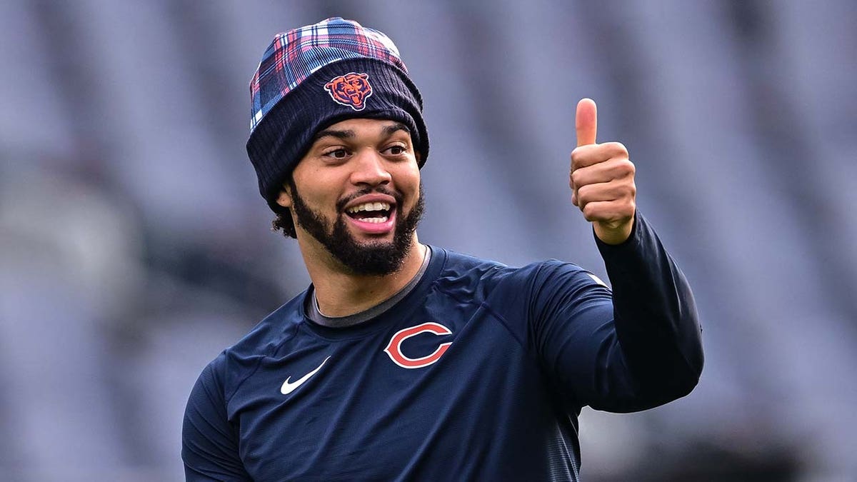 Caleb Williams thumbs up