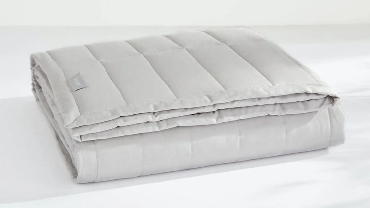 This blanket features a 100% cotton cover that is breathable and smooth.
