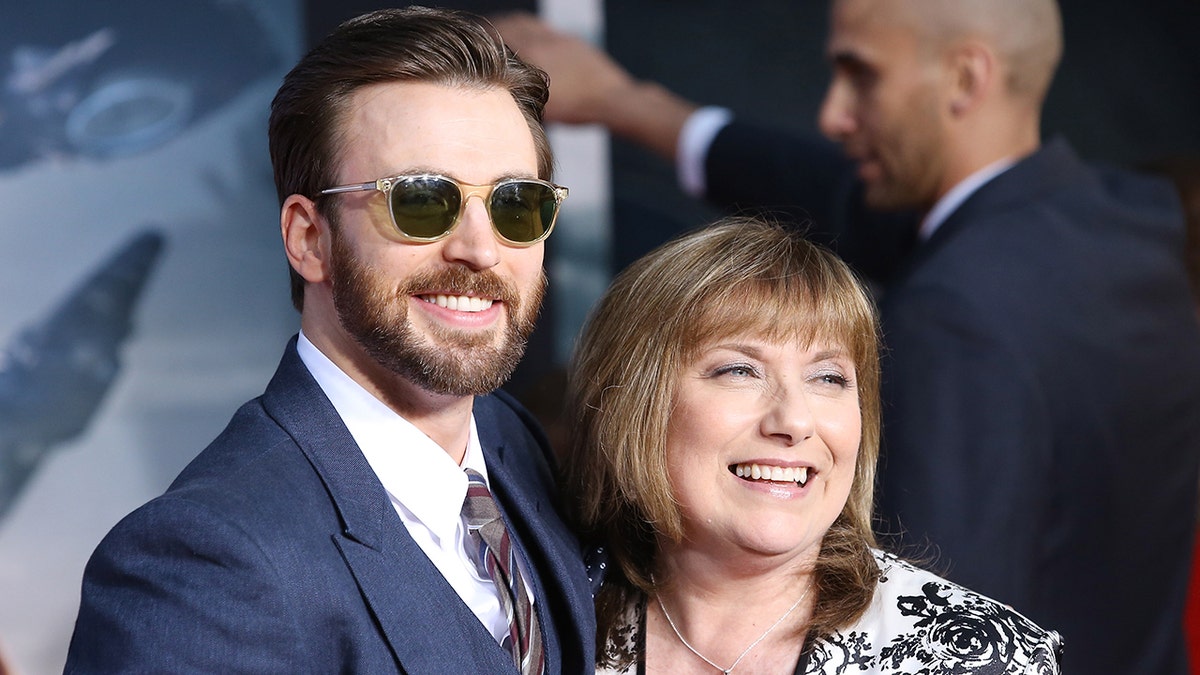 Chris Evans, mom Lisa
