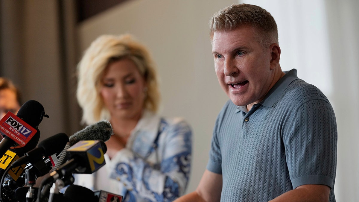 Karakter TV Todd Chrisley berbicara kepada hadirin setelah Trump memaafkannya dan Julie Chrisley.