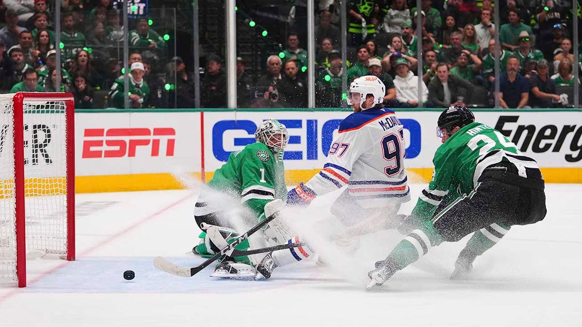 Connor McDavid scores