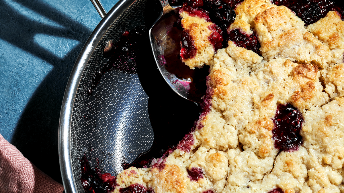 The 10-inch pan provides you plenty of cooking space. 
