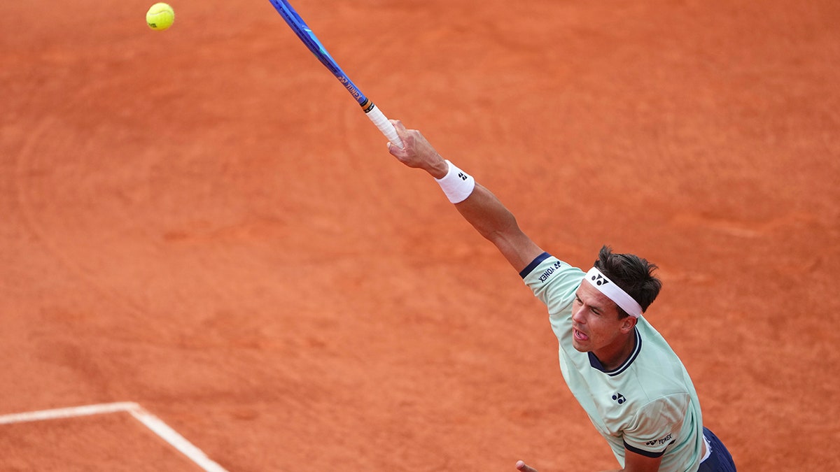 Daniel Altmaier serves