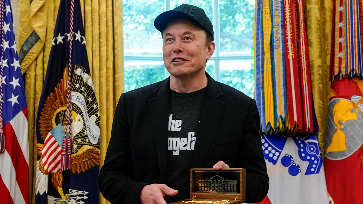 Elon segura o almíscar 
