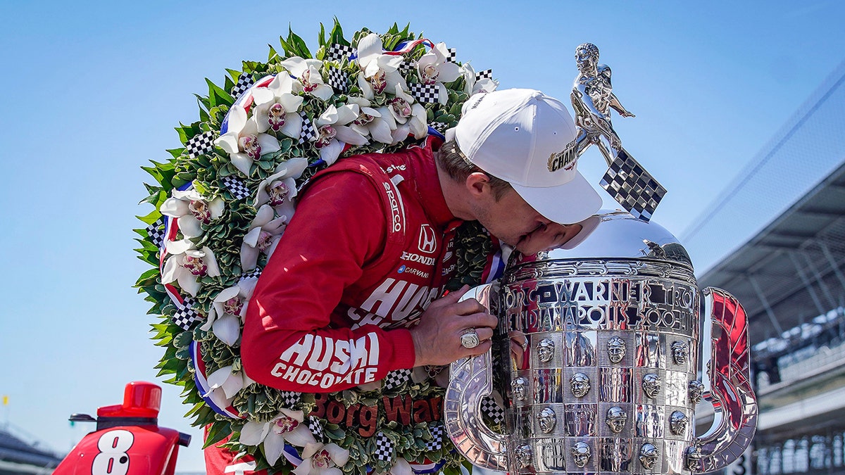 Marcus Ericsson kissing trophy
