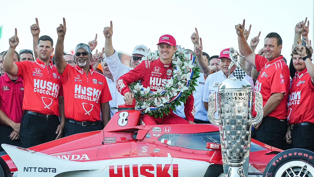 Marcus Ericsson with trophy