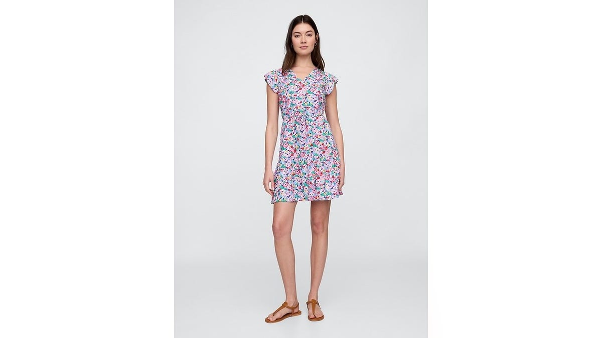 This dress comes with an elastic waist that makes it more comfortable.