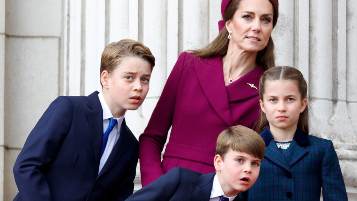 Kate Middleton looking with curiosity with her three children.