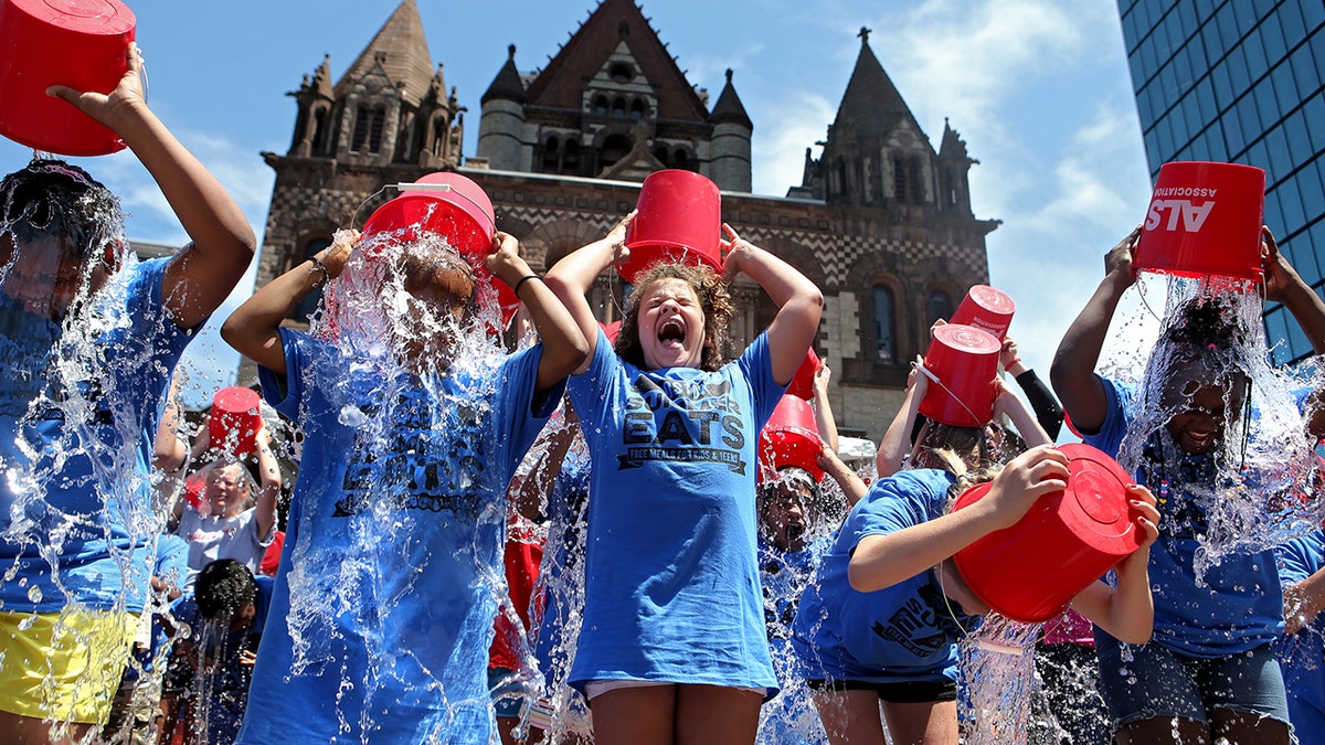 kids doing ice bucket challenge