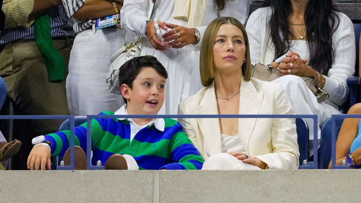 jessica biel watching the us open with son silas